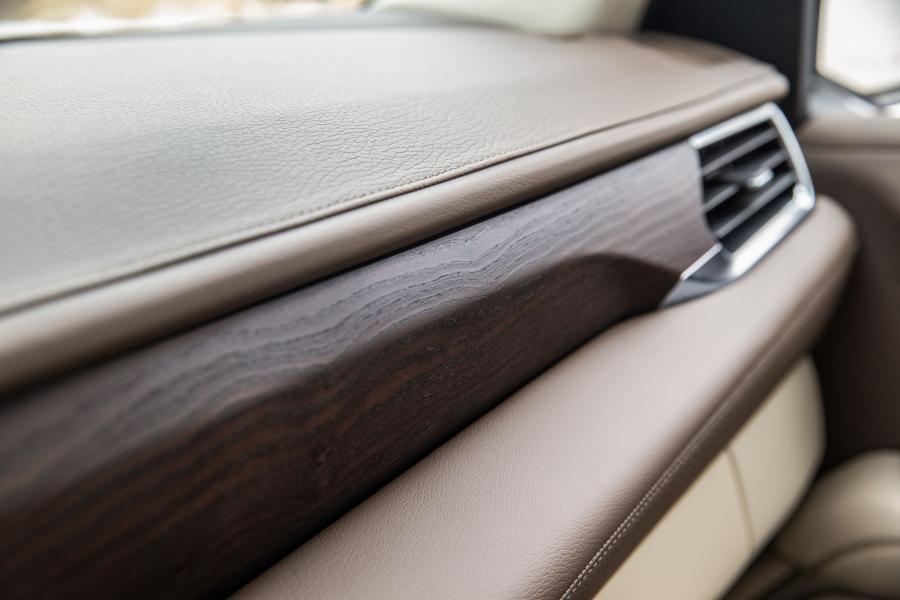 Детали интерьера GMC Yukon Denali 2020 года  (фото 6 из 31)